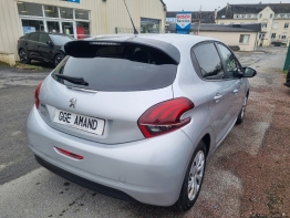 PEUGEOT 208 photo 