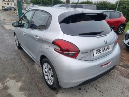 PEUGEOT 208 photo 